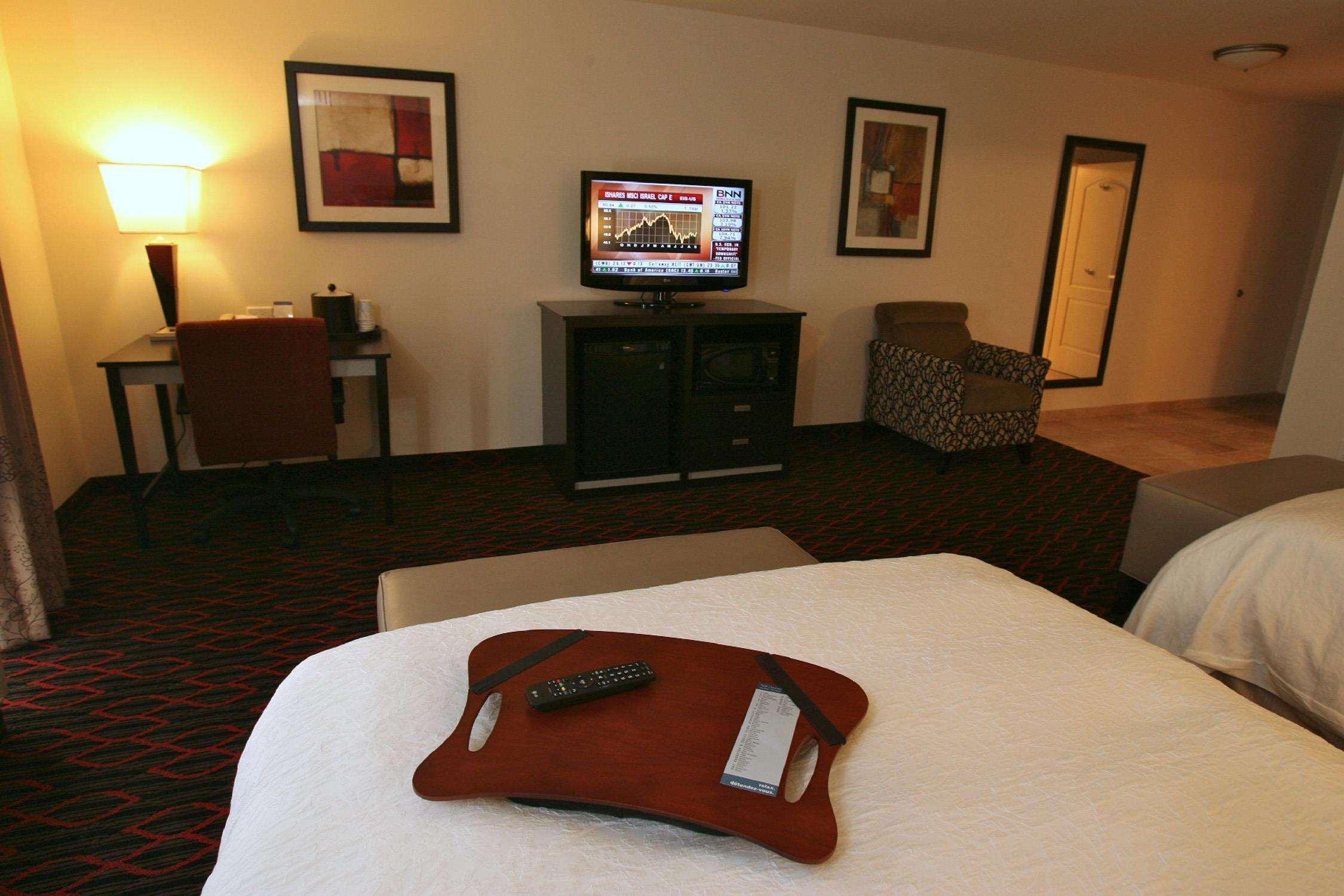 Hampton Inn & Suites Red Deer Penhold Habitación foto
