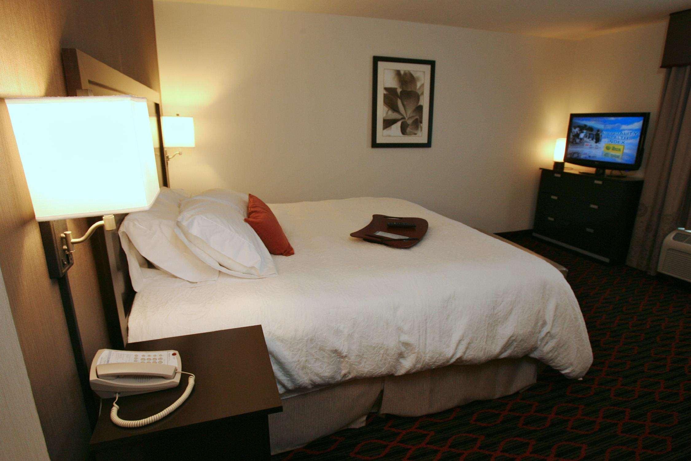 Hampton Inn & Suites Red Deer Penhold Habitación foto